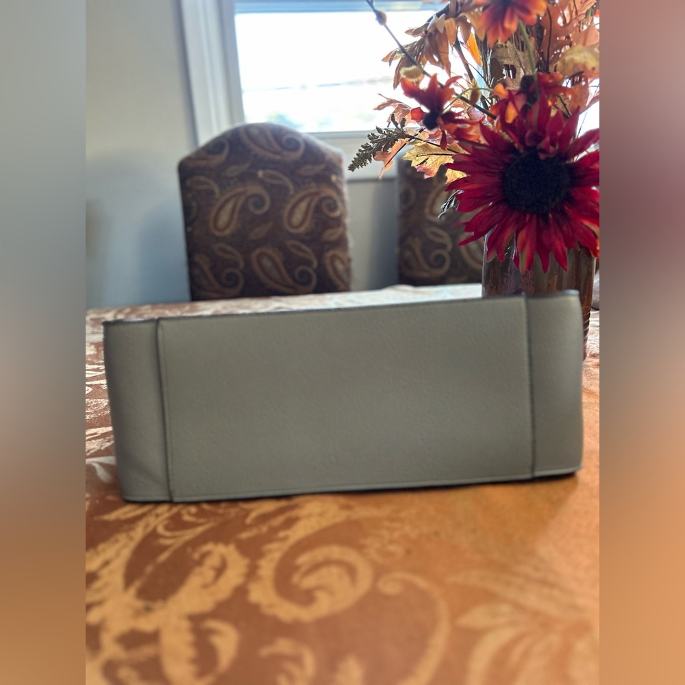 Calvin Klein Tote with matching cosmetic bag - Picture 8 of 8